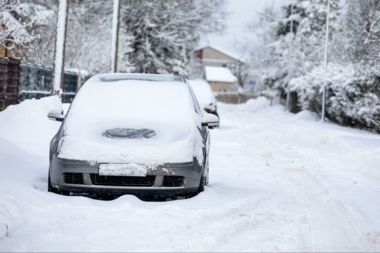 car-covered-in-snow-in-midwest