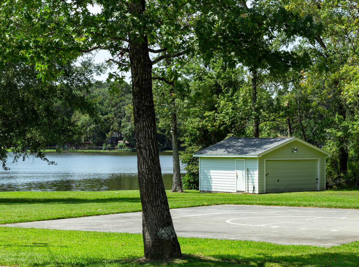 detached-garage-at-lakehouse-for-toys